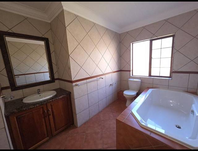 6 BEDROOM HOUSE FOR SALE IN MIDSTREAM ESTATE